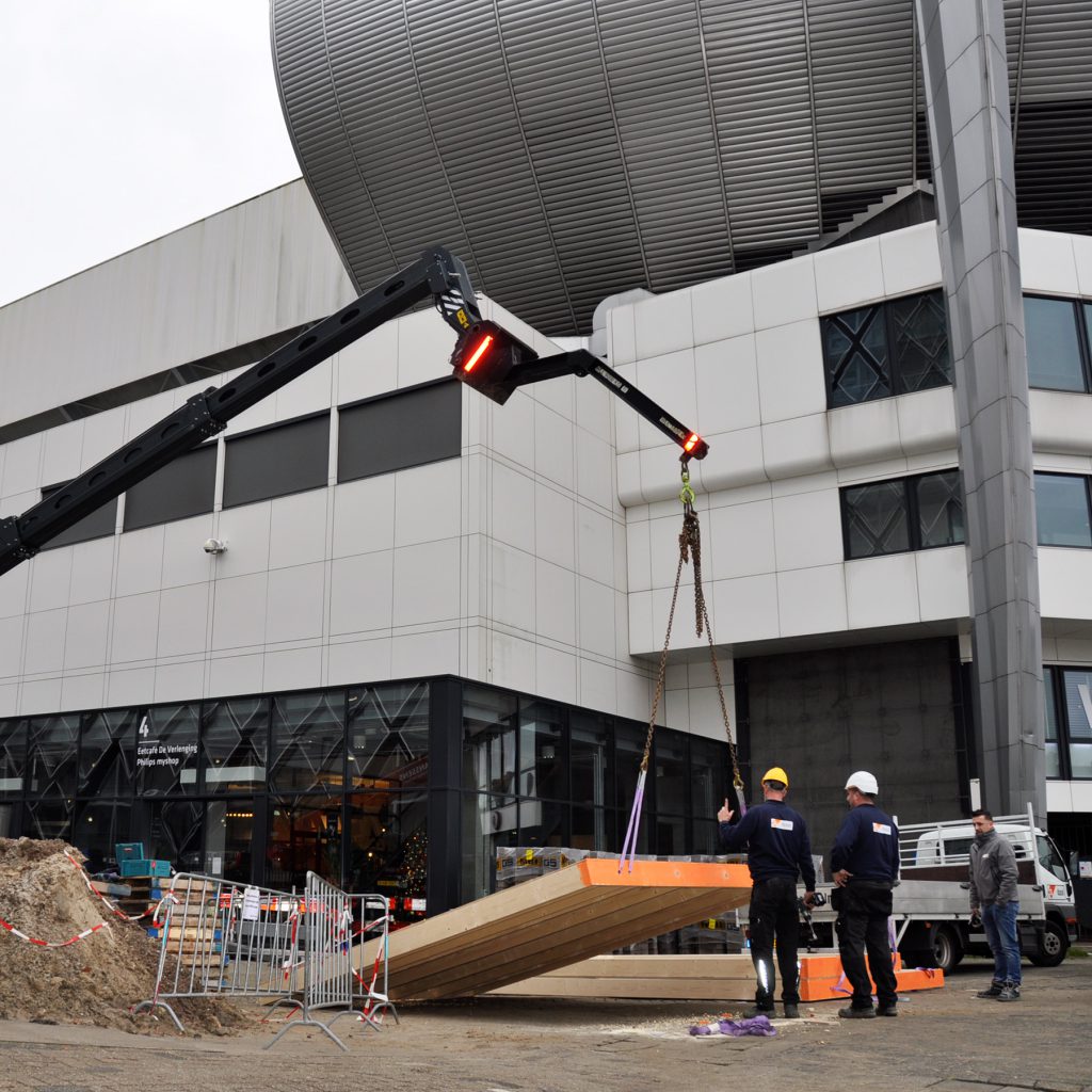 Dusol plaatst prefab wanden voor TV Compound bij het PSV stadion