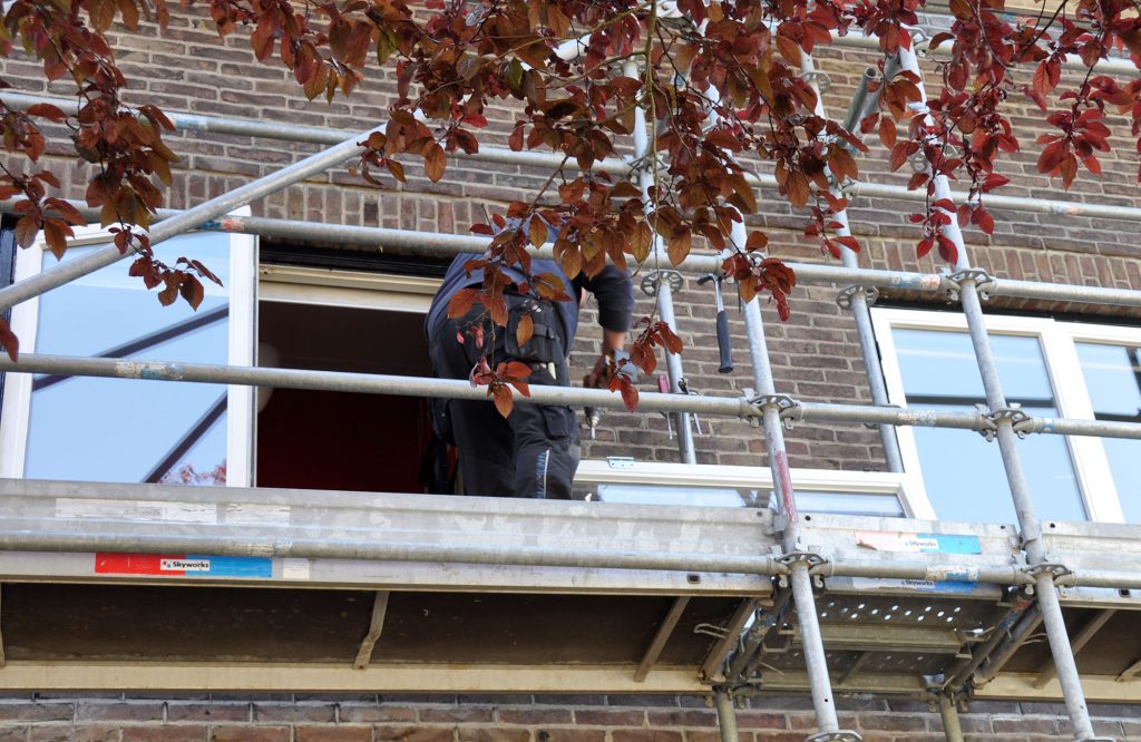 Vanwege doorzakking moeten de stolp-ramen worden voorzien van een extra scharnier - Onderhoud monumentaal pand Eindhoven © Dusol Vastgoedonderhoud